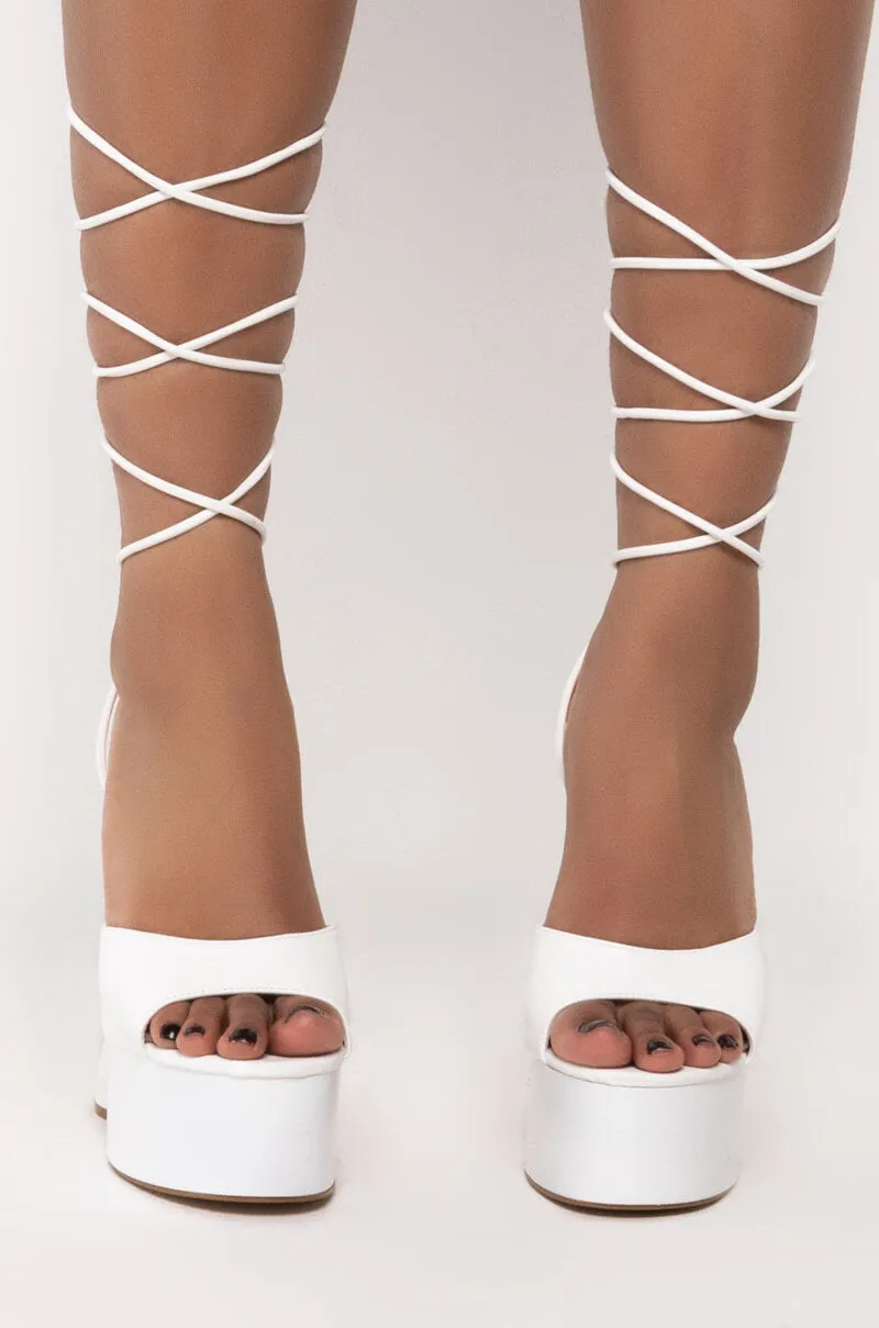 AZALEA WANG NEED TO KNOW CHUNKY SANDAL IN WHITE