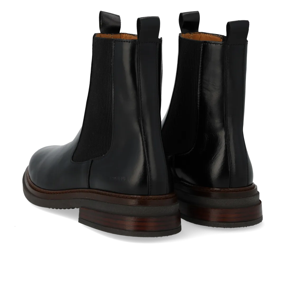 Boot with elastic