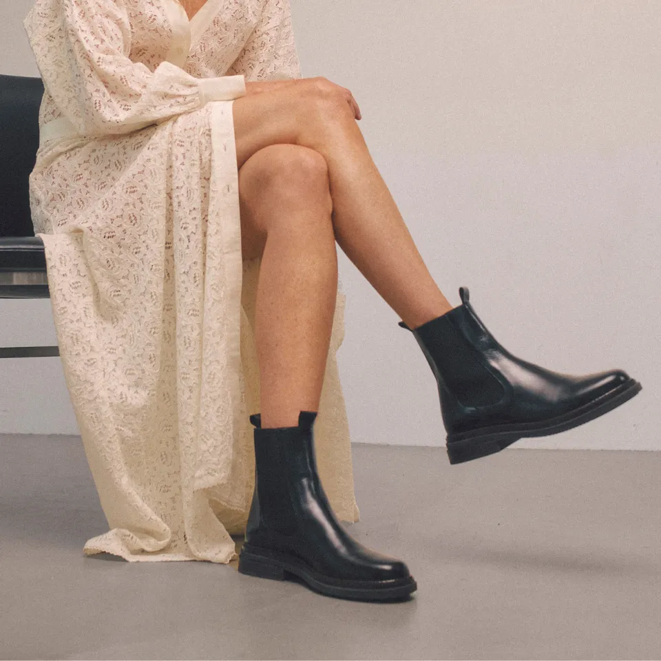 Boot with elastic