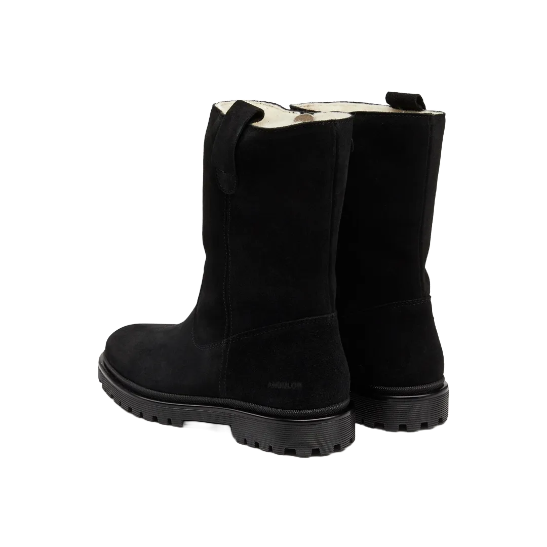 Boot with wool and track sole