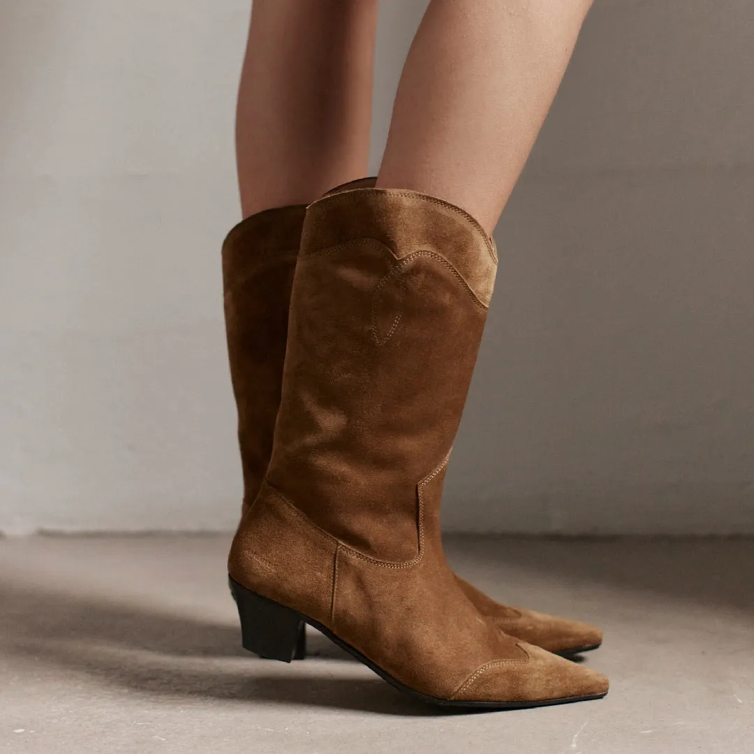 Cowboy boot with zipper