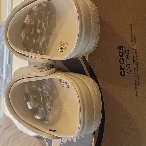 Crocs classic iridescent clog