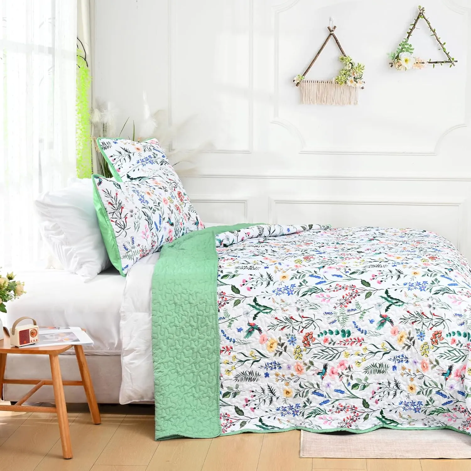 Invoibler Floral Quilt King Size Lightweight Reversible Bedspread Coverlet Set 3 Piece Microfiber Bedding Quilts Set for All Season (1 Quilt, 2 Pillow Shams)