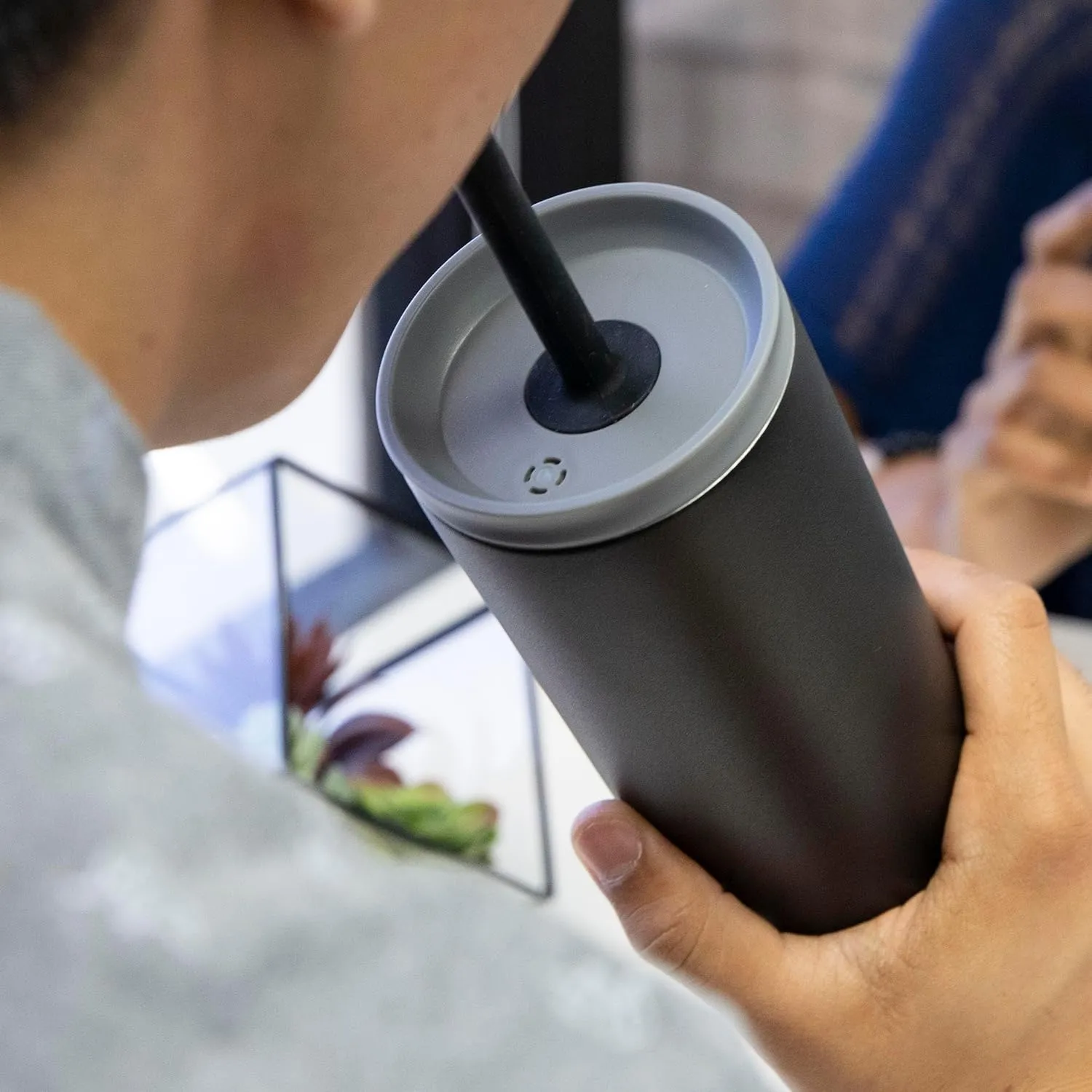 MIRA 20 oz Stainless Steel Vacuum Insulated Tumbler with 2 lids - Straw Lid & Flip Lid - Insulated Travel Tumbler Mug for Hot or Cold Drinks - Black