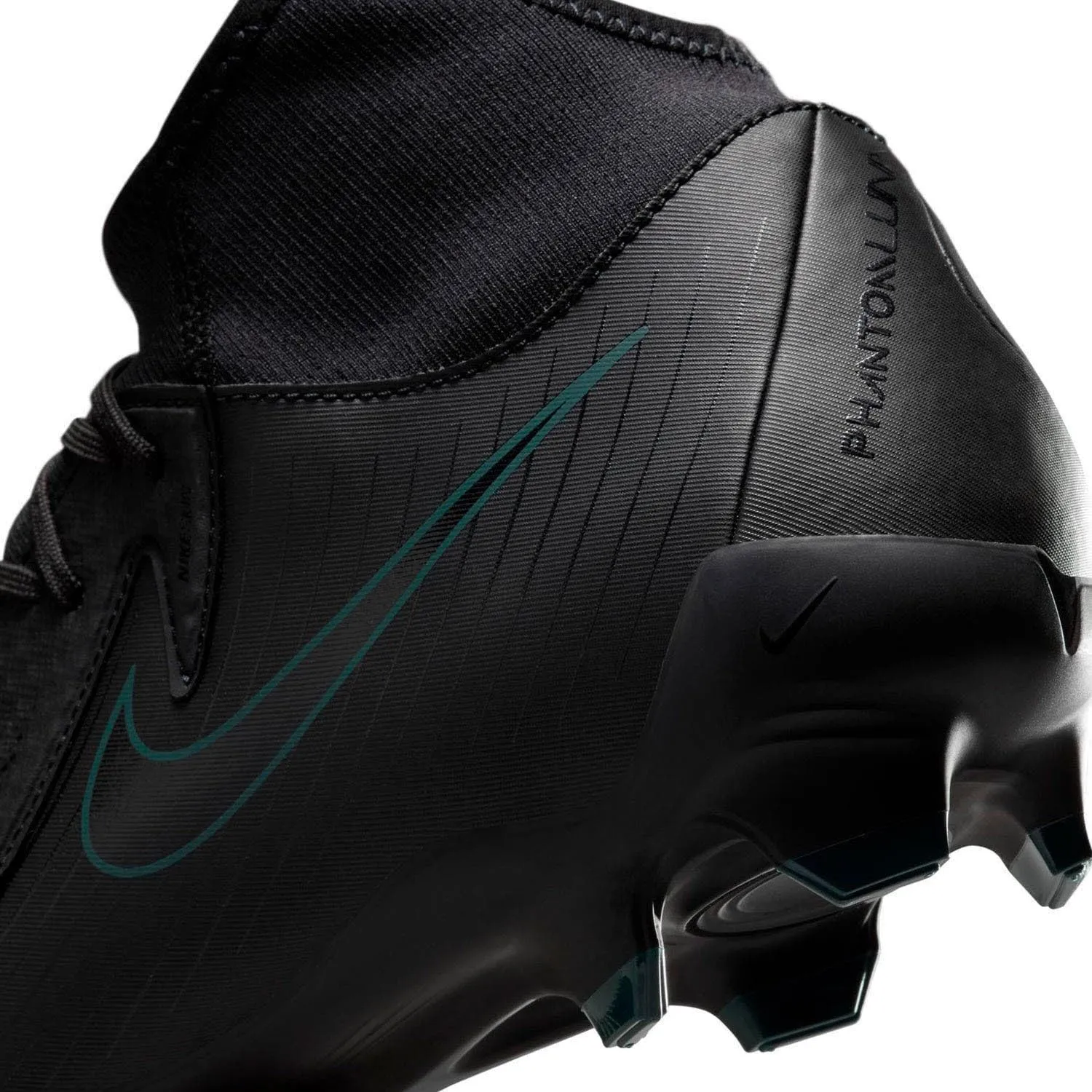 Nike Men's Phantom Luna Ii Academy Fg/Mg Sneaker