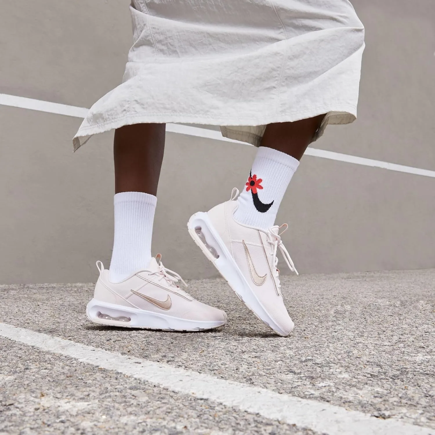 NIKE Women's Sneaker